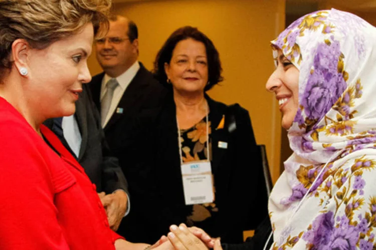 
	Dilma cumprimenta Tawakkol Karman: a presidente e a ativista tamb&eacute;m falaram sobre a possibilidade de o Brasil oferecer bolsas de estudos a universit&aacute;rios do I&ecirc;men
 (Roberto Stuckert Filho/PR)