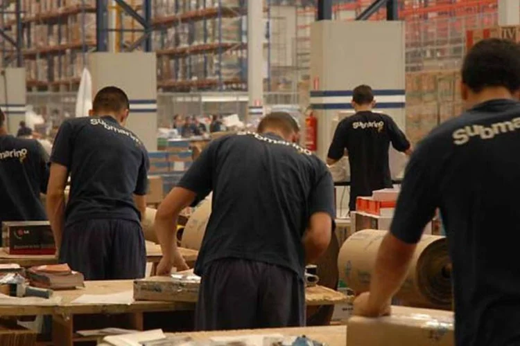 
	Central do Submarino: &agrave;s 15h30, as a&ccedil;&otilde;es da varejista registravam queda de 4,33 %, a 14,36 reais, enquanto o Ibovespa tinha alta de 0,02 %
 (LUIS USHIROBIRA)