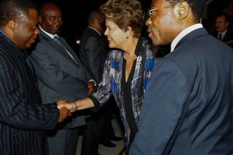 
	Dilma durante chegada a Malabo, para participar da III C&uacute;pula Am&eacute;rica do Sul - &Aacute;frica: para a&nbsp;presidente, ser&aacute; poss&iacute;vel &ldquo;reduzir a dist&acirc;ncia&rdquo; entre os sul-americanos e africanos
 (Roberto Stuckert Filho/PR)