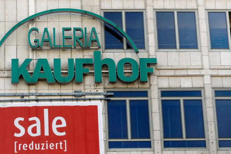 
	A Hudson&rsquo;s Bay, dona da Saks, assinou a maior transa&ccedil;&atilde;o deste ano ao adquirir a Kaufhof, a maior rede de lojas de departamentos da Alemanha, por 2,4 bilh&otilde;es de euros
 (REUTERS/Michael Dalder/Files)