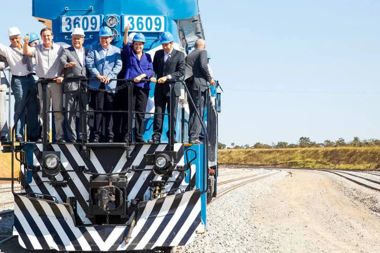 
	Dilma em inaugura&ccedil;&atilde;o de trecho na Norte-Sul: quando pronta, ferrovia ter&aacute; cerca de 4 mil km
 (Roberto Stuckert Filho/PR)