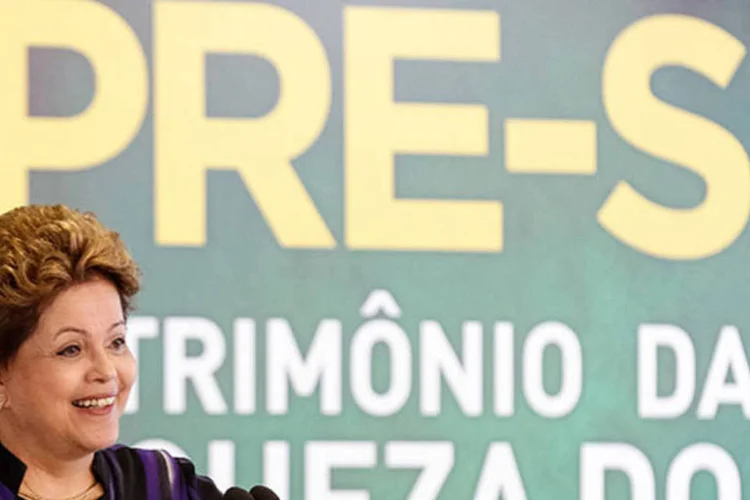 
	Dilma Rousseff durante Cerim&ocirc;nia de assinatura do Primeiro Contrato de Partilha do Pr&eacute;-Sal: o PT continua defendendo o modelo de explora&ccedil;&atilde;o atualmente em vigor
 (Roberto Stuckert Filho/PR)