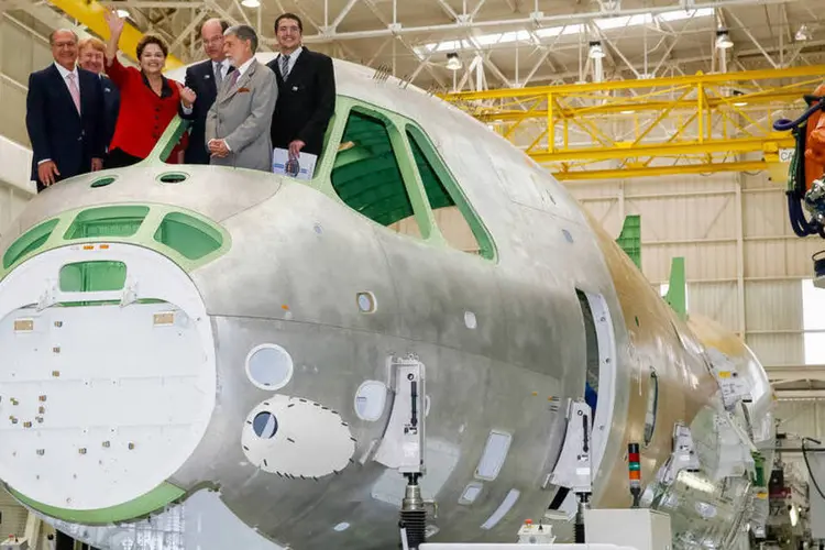 
	Dilma inaugura hangar da futura linha de montagem da aeronave KC-390
 (Roberto Stuckert Filho//PR)