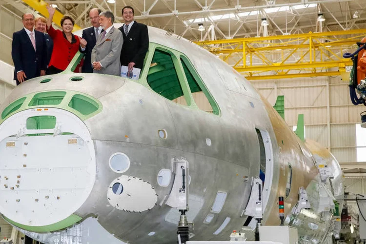 
	Dilma inaugura hangar da futura linha de montagem da aeronave KC-390
 (Roberto Stuckert Filho//PR)