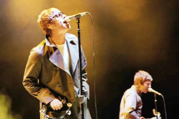 Liam Gallagher, vocalista, e seu irmão Noel durante show do Oasis: esse primeiro disco da banda de Manchester, de 1994, vendeu oito milhões de cópias (Will Fresch/Wikimedia Commons)