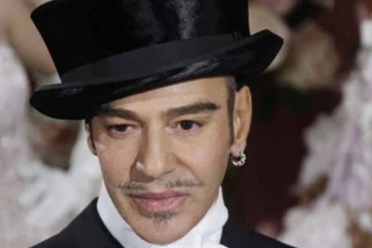 Galliano, demitido pelo grupo Christian Dior, não compareceu à audiência no Tribunal Correcional de Paris (Francois Guillot/AFP)