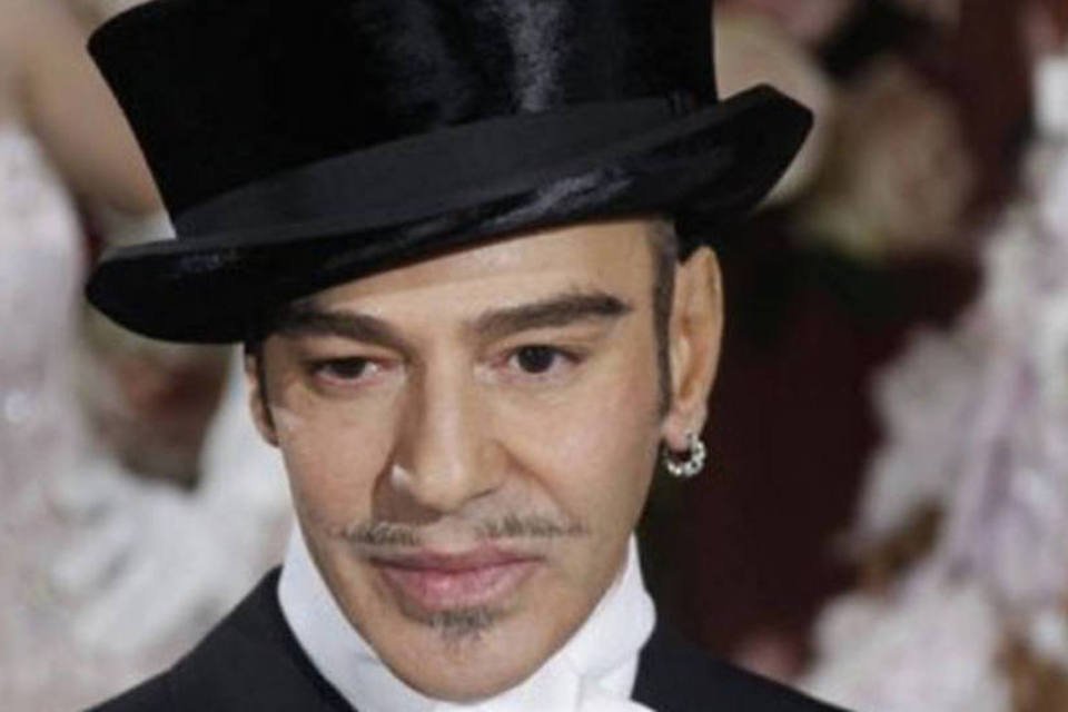John Galliano prepara retorno com apoio de Oscar de la Renta