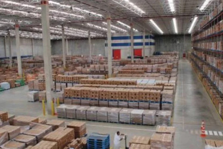 Galpão de distribuição da Unilever no Brasil: empresa quer se tornar líder mundial em condicionadores (.)