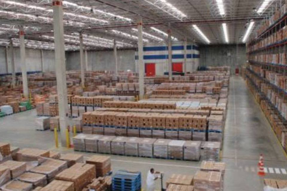 Galpão de distribuição da Unilever no Brasil: empresa quer se tornar líder mundial em condicionadores (.)