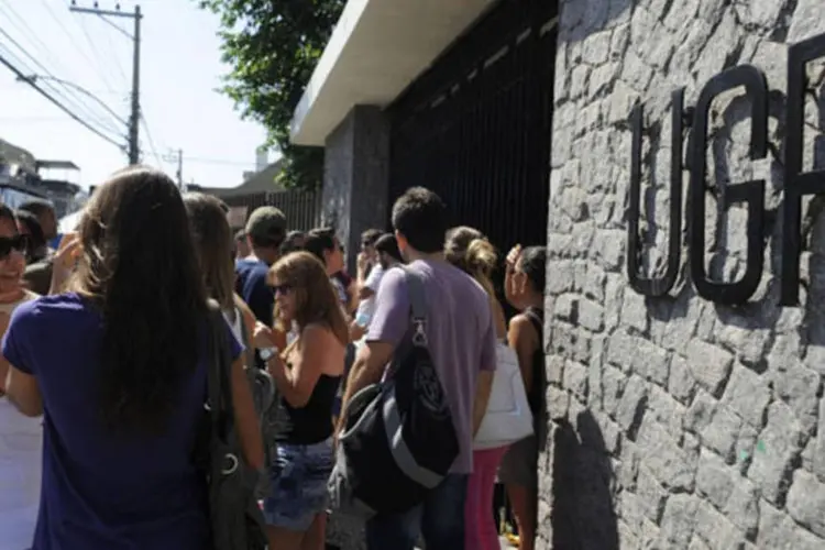Alunos e pais de alunos se reúnem em frente a sede da UGF (Universidade Gama Filho), na Piedade, zona norte da cidade, após a decisão do MEC de descredenciar a Universidade Gama Filho e a UniverCidade (Tânia Rêgo/ABr)