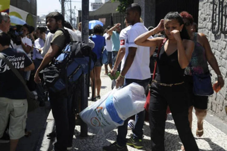 
	Alunos e pais de alunos se re&uacute;nem em frente a sede da UGF (Universidade Gama Filho), na Piedade, zona norte da cidade, ap&oacute;s a decis&atilde;o do MEC
 (Tânia Rêgo/ABr)