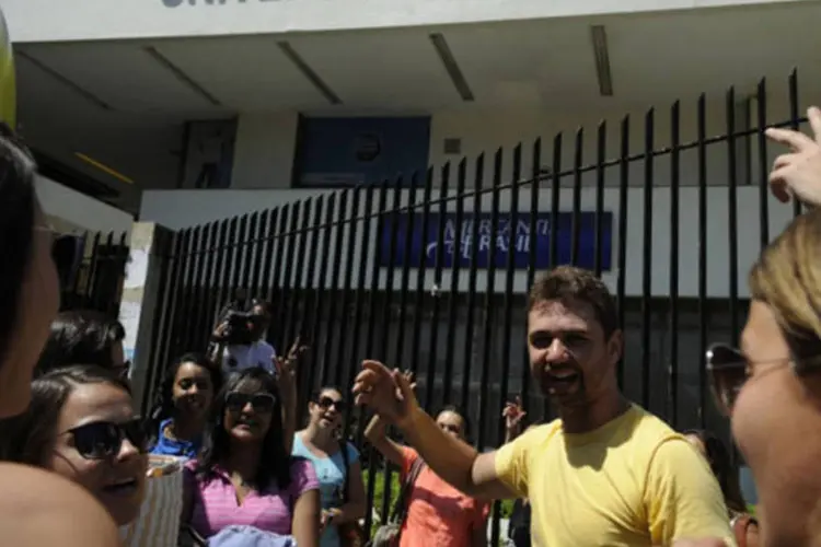 Alunos e pais de alunos se reúnem em frente a sede da UGF (Universidade Gama Filho), na Piedade, zona norte da cidade, após a decisão do MEC de descredenciar a Universidade Gama Filho e a UniverCidade (Tânia Rêgo/ABr)