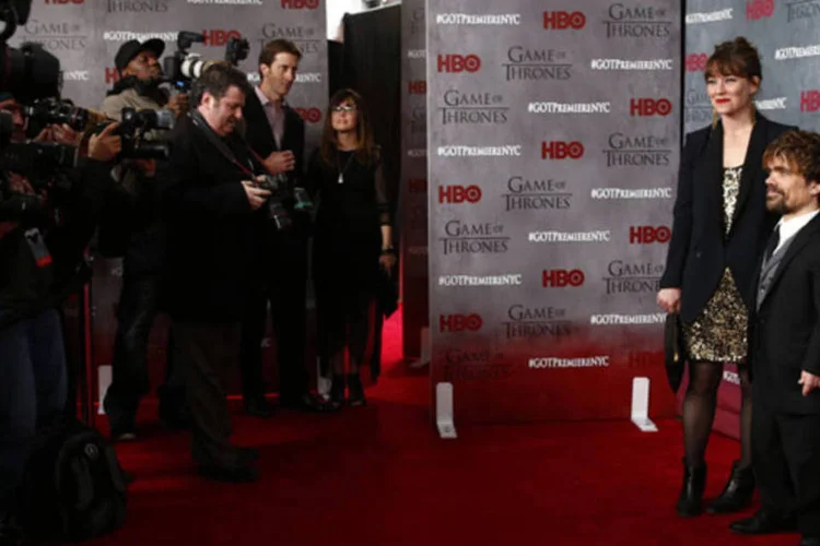 Diretora Erica Schmidt e o ator Peter Dinklage chega para a pré-estreia da 4ª temporada da série Game of Thrones, em Nova York (Lucas Jackson/Reuters)