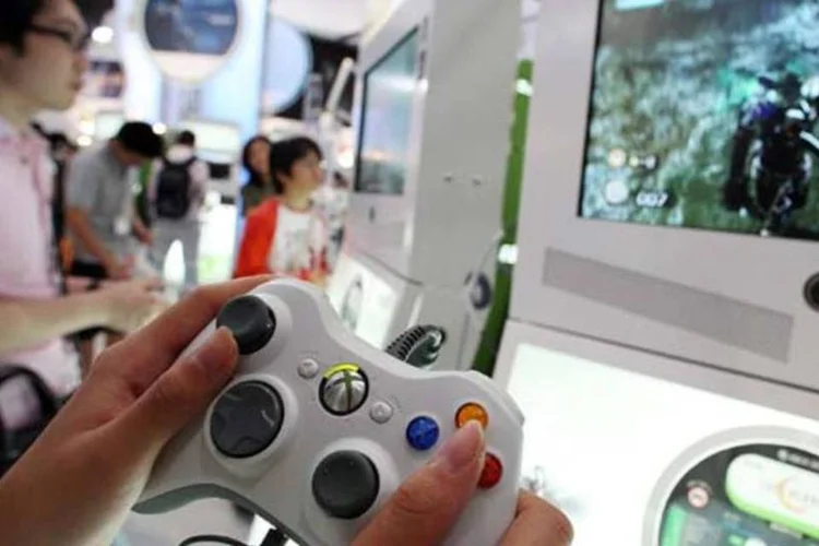 Visitante da feira Toky Game Show 2009 joga no XBOX 360  (Junko Kimura/Getty Images)