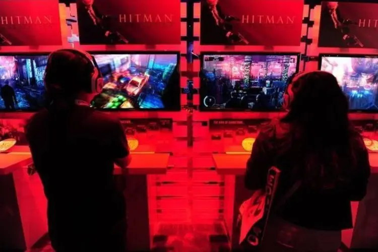 Pessoas jogam videogame em Los Angeles: PlayStation 3 foi o console mais vendido em dezembro (©afp.com / Frederic J. Brown)