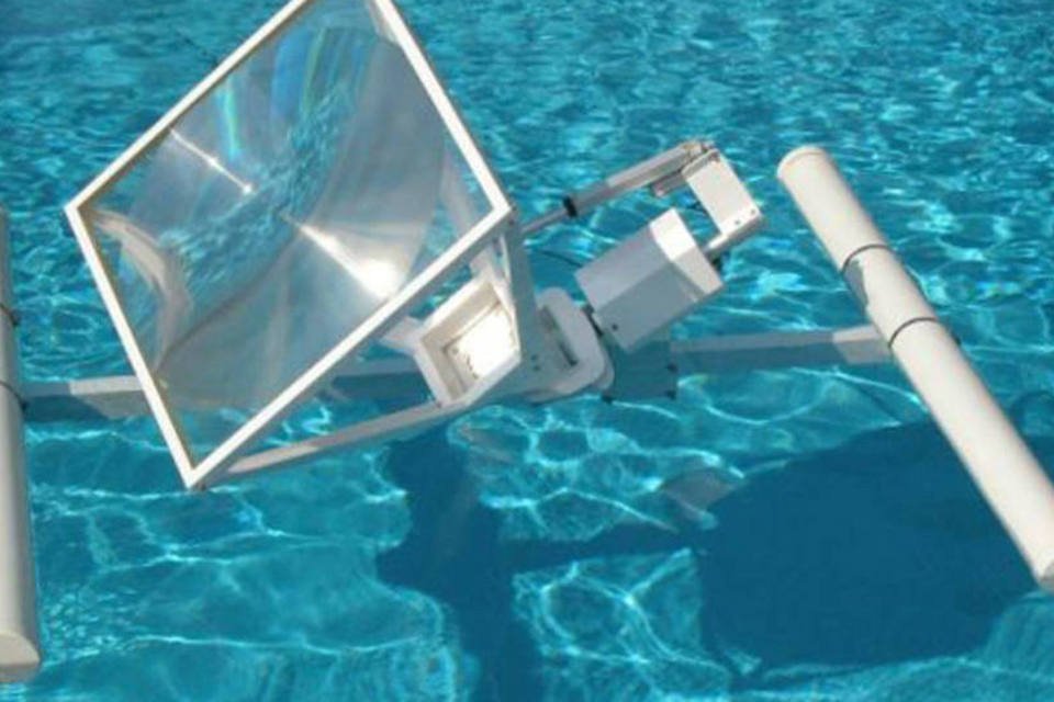 Aparelho solar flutuante gera energia no meio do oceano