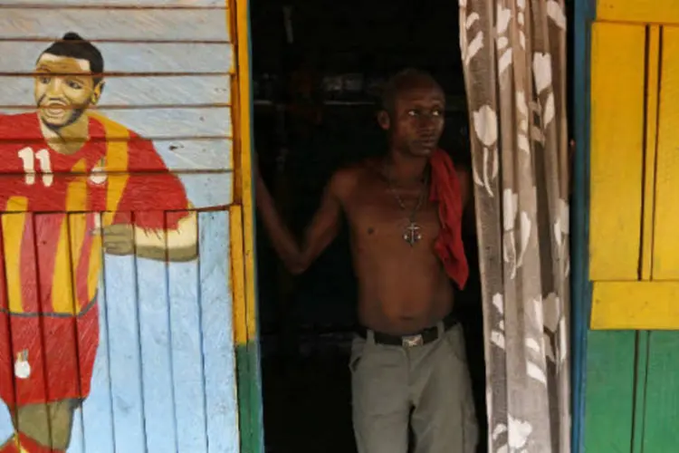 
	Em Gana, um homem fica em frente a sua casa: 178 ganeses apresentaram pedido de ref&uacute;gio &agrave; PF
 (REUTERS/Thierry Gouegnon)