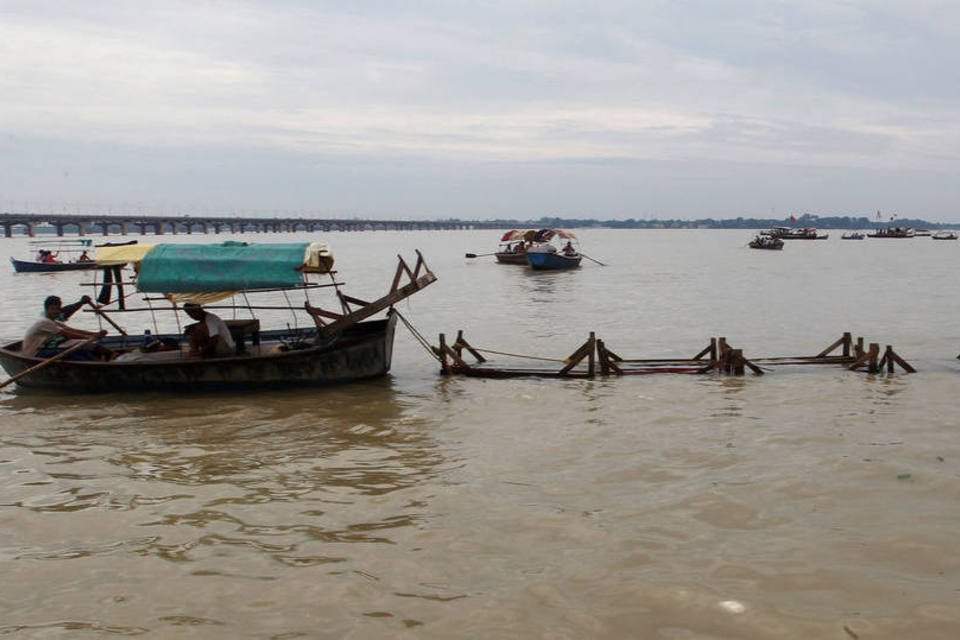 Cheia do rio Ganges impede tradicional ritual na Índia