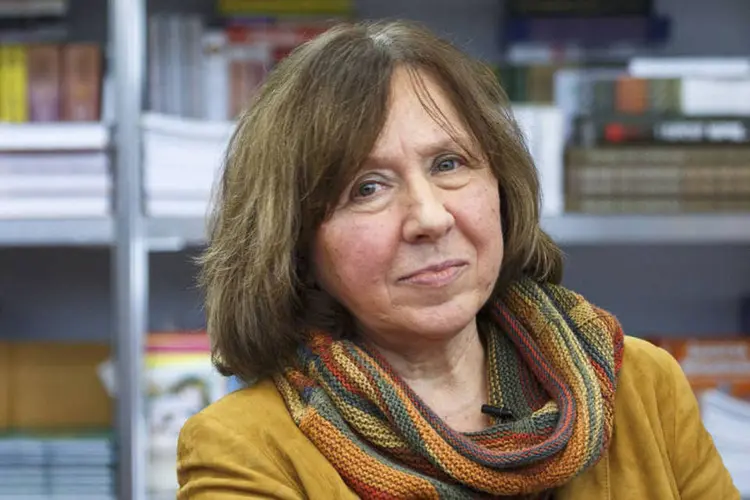 
	Ganhadora do Pr&ecirc;mio Nobel de Literatura em 2015, Svetlana Alexijevich: ela &eacute; autora de livros impressionantes sobre a cat&aacute;strofe de Chernobyl ou a guerra do Afeganist&atilde;o, proibidos em seu pa&iacute;s
 (Reuters / Stringer)