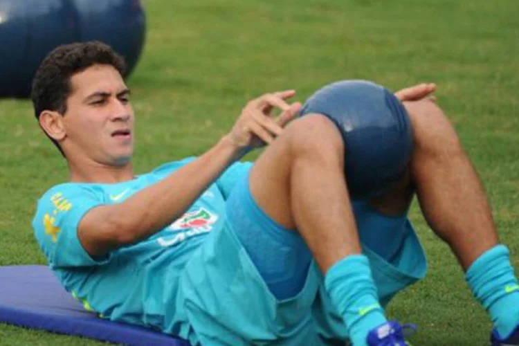 
	Ganso: em atividade t&aacute;tica em campo reduzido, o treinador do S&atilde;o Paulo abandonou o esquema com tr&ecirc;s atacantes e utilizou o 4-4-2 com Ganso e Jadson no meio
 (Vanderlei Almeida/AFP)