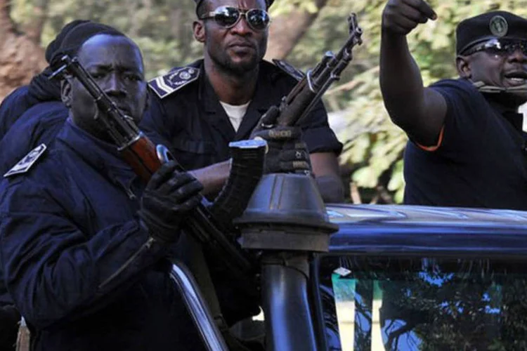 
	Pol&iacute;cia patrulha ap&oacute;s bombardeio franc&ecirc;s em Bamako, Mali: a Fran&ccedil;a se declarou &quot;em guerra contra o terrorismo&quot; no Mali
 (Issouf Sanogo/AFP)