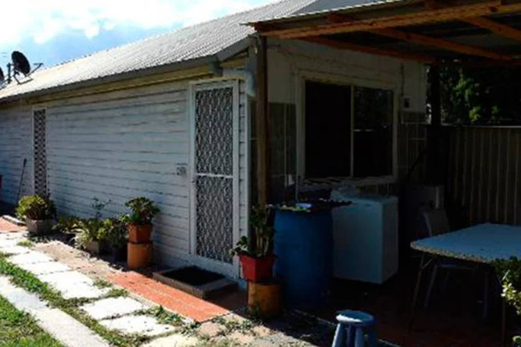 Garagem no distrito Fairfield de Sydney onde dois homens foram detidos em operação antiterrorista
 (Saeed Khan/AFP)