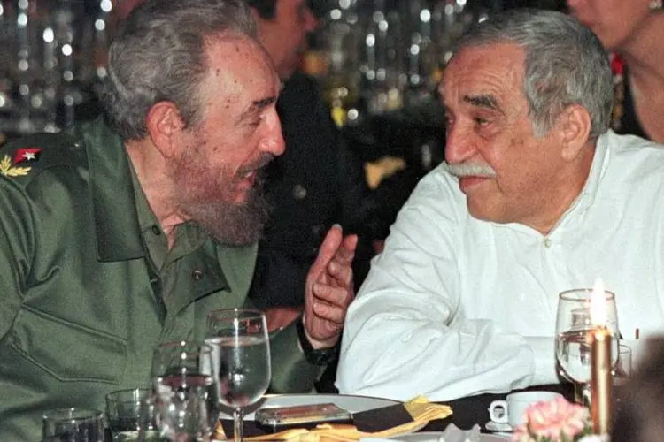 Fidel Castro conversa com Gabriel García Marquez durante um jantar de gala em Havana, em março de 2000 (Rafael Perez/Reuters)