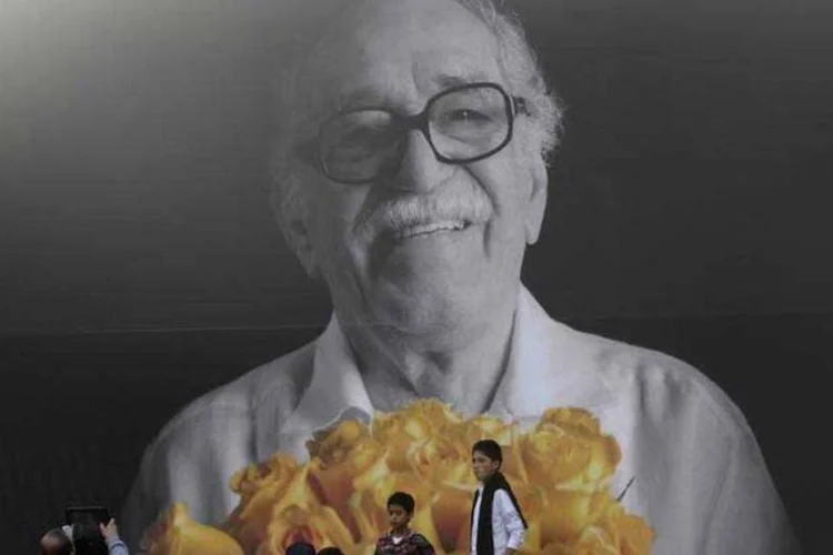 Fãs tiram fotos em frente a mural com imagem de Nobel Gabriel García Márquez durante feira do livro em Bogotá (REUTERS/John Vizcaino)