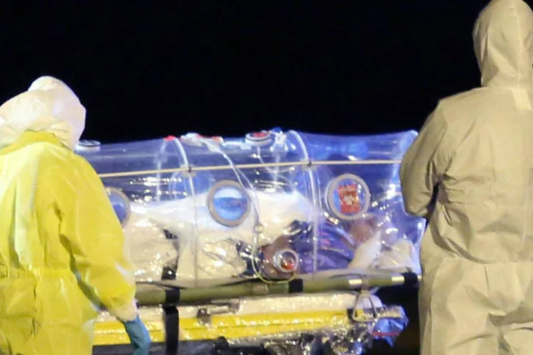 Garcia Viejo indo para ambulância: enfermeira espanhola contraiu ebola ao cuidar do paciente (Ministry of Defence/Handout/Reuters)