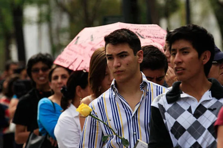 
	Milhares de pessoas aguardam na fila para dar o &uacute;ltimo adeus ao escritor Gabriel Garc&iacute;a M&aacute;rquez: admiradores do escritor leram fragmentos de&nbsp;&quot;Cem Anos de Solid&atilde;o&quot;
 (REUTERS/Tomas Bravo)