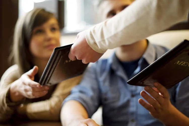 
	Gar&ccedil;om entrega card&aacute;pio a clientes: um dos temores &eacute; que funcion&aacute;rios de empresas rivais se passem por clientes leg&iacute;timos e publiquem coment&aacute;rios negativos
 (gpointstudio/Thinkstock)