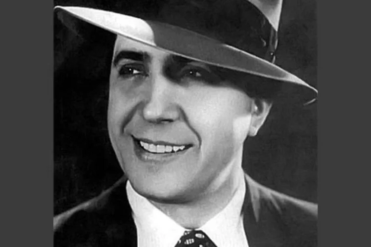 
	No testamento de Gardel de 1933, que foi depositado em um cofre de um banco, aparecem os certificados de nascimento de Gardel como Charles Romuald Gard&eacute;s
 (Wikimedia Commons)
