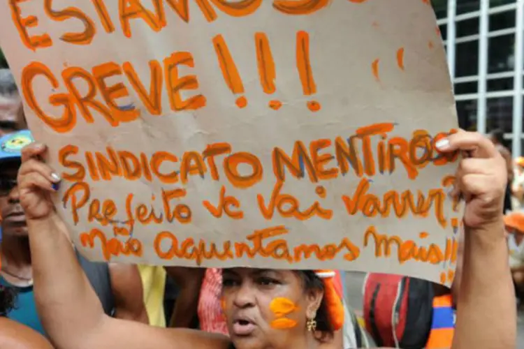 Gari leva cartaz durante protesto no Rio de Janeiro: movimento quer um encontro com representantes da prefeitura para negociar nova proposta de ajuste salarial (Tomaz Silva/ABr)