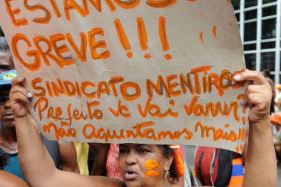 Garis são escoltados durante limpeza das ruas do Rio