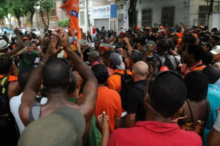 Garis que estão em greve fizeram ato: de acordo com os manifestantes, cerca de 60% da categoria parou, de um total de 15 mil funcionários (Tomaz Silva / Agência Brasil)