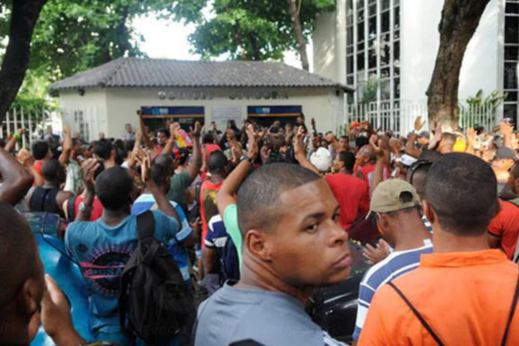 
	Garis fazem ato contra demiss&otilde;es na sede da Comlurb: a escolta ser&aacute; mantida por tempo indeterminado
 (Tomaz Silva/Agência Brasil)