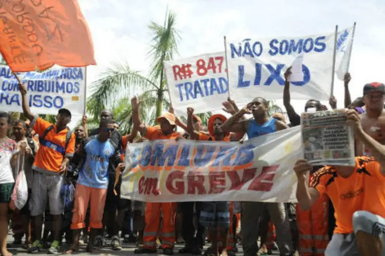 Garis em greve: na sexta-feira, o movimento grevista de garis fez nova passeata no centro do Rio e no fim da tarde esteve com representantes do Ministério Público do Trabalho do Rio (Agência Brasil)