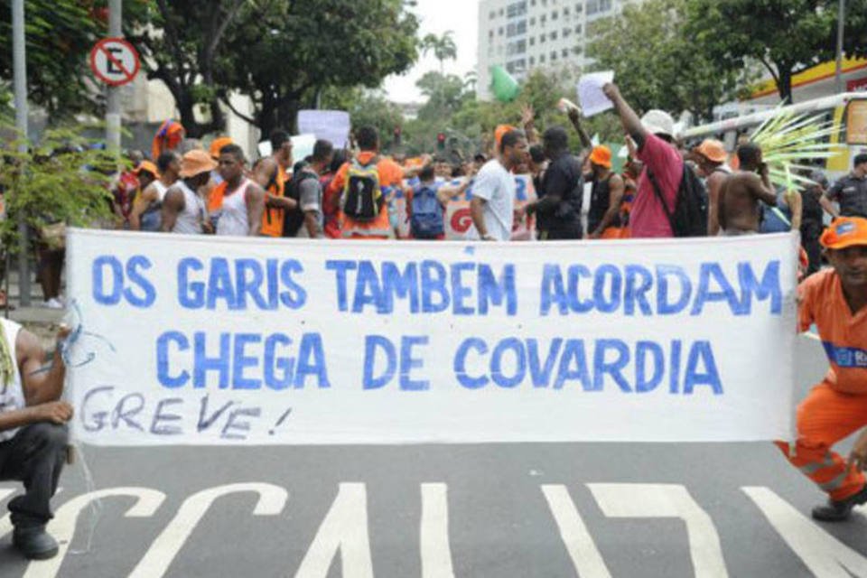 Mesmo com acúmulo de lixo, garis decidem manter greve no Rio