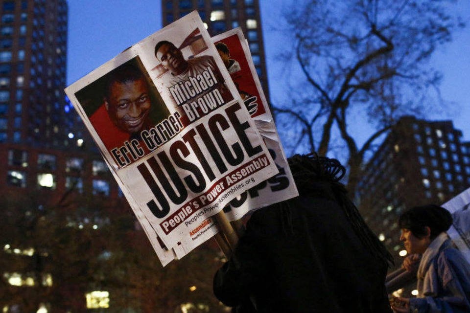 Policial acusado de matar negro escapa de indiciamento em NY
