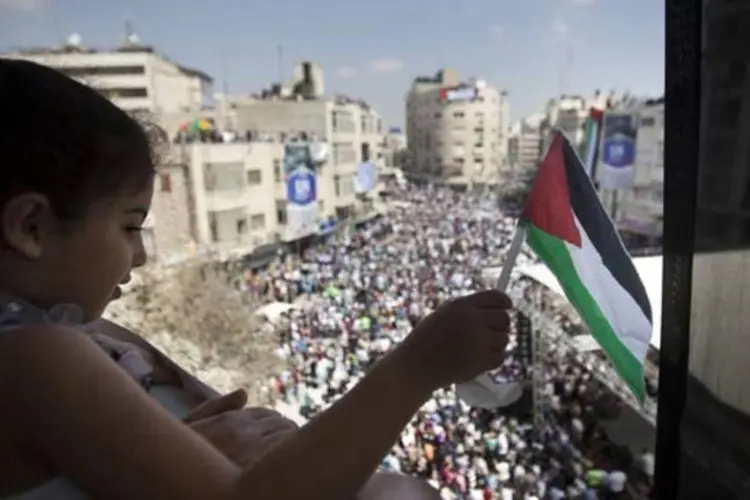 Menina acena bandeira palestina em Ramala:  Crianças palestinas detidas não têm direito a visitas de familiares (Uriel Sinai/Getty Images)