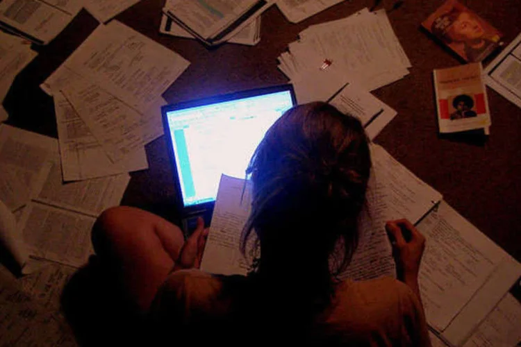 Jovem estuda para concursos (Flickr/Creative Commons/outcast104)