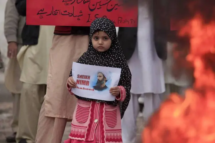 
	Protesto: gGarota segura figura do xiita Nimr al-Nimr, executado na Ar&aacute;bia Saudita
 (REUTERS/Fayaz Aziz)