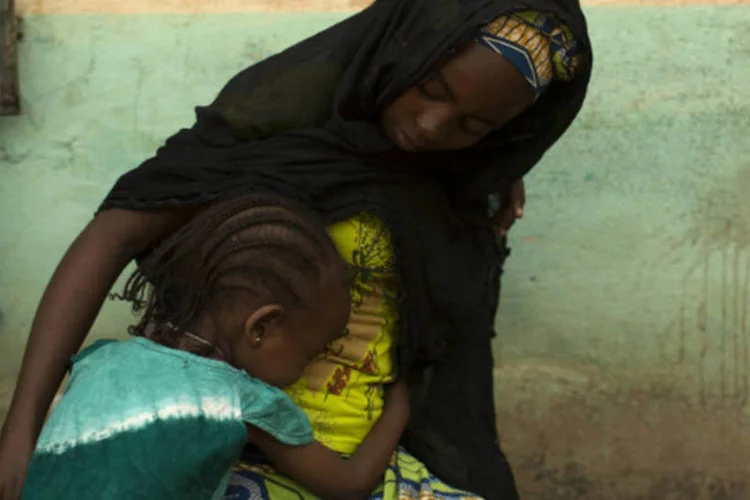 
	Garota abra&ccedil;a m&atilde;e em madrassa na Rep&uacute;blica Centro-Africana: &oacute;dio contra governo deposto de rebeldes mu&ccedil;ulmanos no pa&iacute;s inflamou viol&ecirc;ncia entre isl&acirc;micos e crist&atilde;o
 (Siegfried Modola/Reuters)