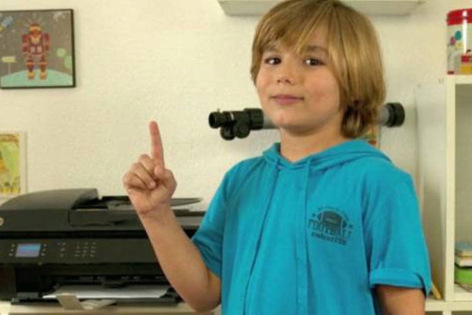 Garotinho ensina a usar impressora em série da HP