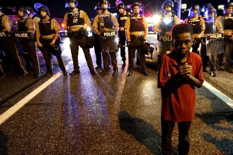 Garoto olha para câmera antes de conflito em manifestação em Ferguson (REUTERS/Rick Wilking)