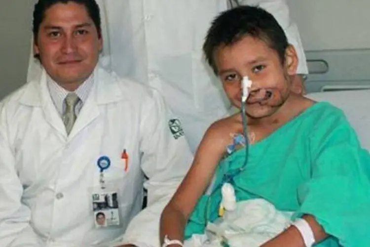 Foto do menino Raul Carrizalez (D) acompanhado do médico Sergio Gionzalez (AFP)