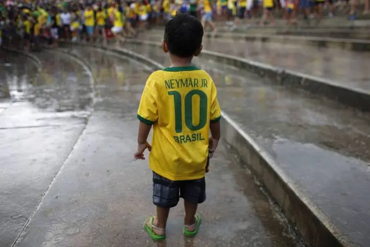 
	Menino usa camiseta de Neymar durante a Copa do Mundo de 2014
 (REUTERS/Murad Sezer)