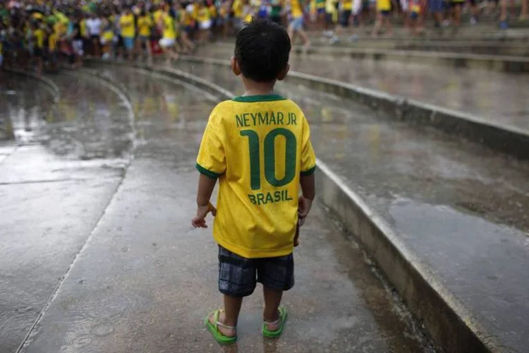 
	Menino usa camiseta de Neymar durante a Copa do Mundo de 2014
 (REUTERS/Murad Sezer)