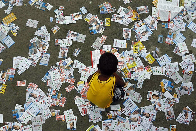 
	&quot;Santinhos&quot;: material de divulga&ccedil;&atilde;o &eacute; jogado em vias por candidatos
 (Reuters)