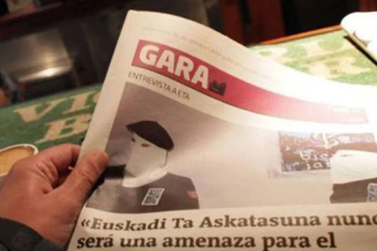 
	Homem l&ecirc; a edi&ccedil;&atilde;o do jornal basco Gara, com entrevista com dois membros do ETA:&nbsp;essa &eacute; senten&ccedil;a mais dura j&aacute; aplicada a membros do grupo
 (Rafa Rivas/AFP)